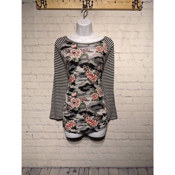 Absolutely Famous stretchy tshirt size medium - Picture 1 of 3